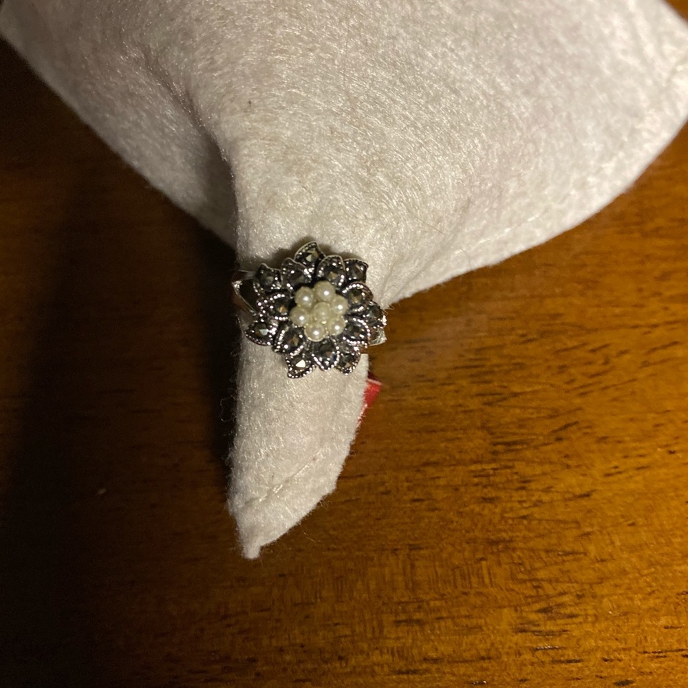 Sterling Silver Floral Ring w Marcasite. Size 6
